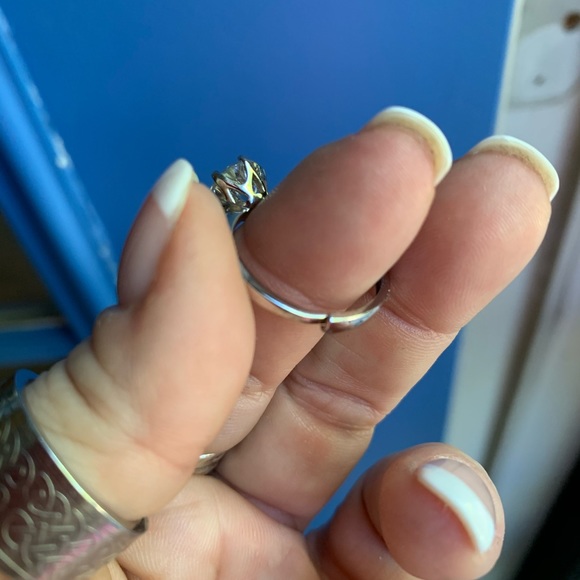 Brilliant white 2 cttw moissanite solitaire ring - Picture 6 of 16